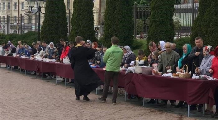 В храмах города Брянска стартовала священная процедура освящения пасхальных куличей.