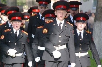 Шагает строем студенческий отряд военного вуза.