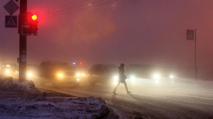 Ситуация, когда автомобиль не соблюдает правила и наезжает на человека, переходящего дорогу по пешеходному переходу.