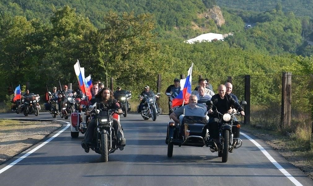 Могут ли пассажиры мотоциклов ездить без шлема в 2025 году?