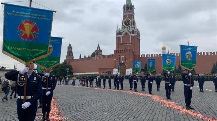 Невероятно и страшно для всех: парашютист откровенно рассказывает о своем первом прыжке с парашютом и собственной службе в армии