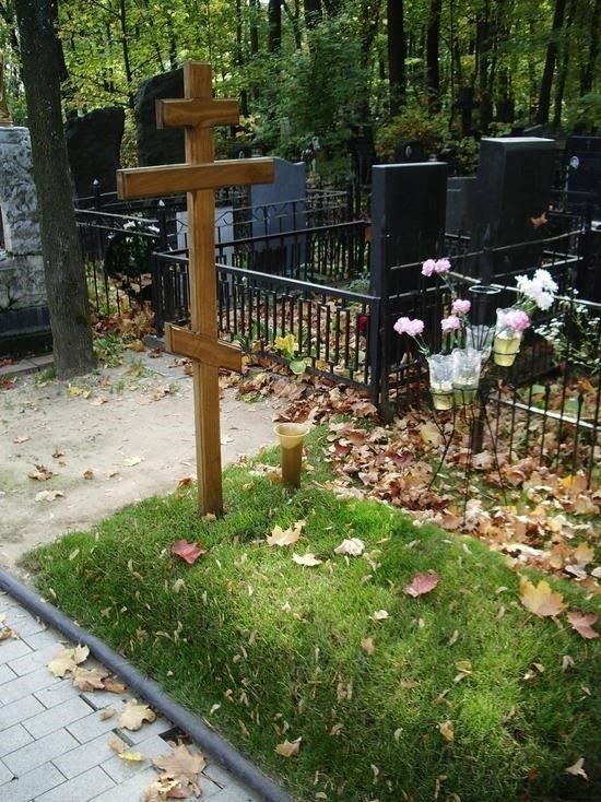 Первоначальная оценка: В течение нескольких часов после получения сообщения о смерти судебный следователь или патологоанатом должен изучить обстоятельства. Это включает в себя предварительный осмотр тела, изучение медицинской карты покойного и выявление любых видимых признаков травмы или неестественных условий.