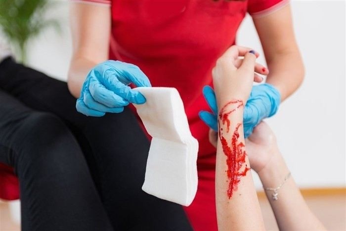 Как остановить кровотечение при порезах и ссадинах: практическое руководство